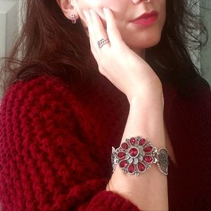 Vintage Flowered Link Design Bracelet With Red Rhinestones